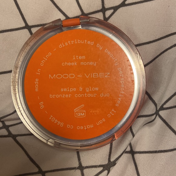 Item Beauty Bronzer Contour Duo in Shades Mood and Vibez - Picture 4 of 4